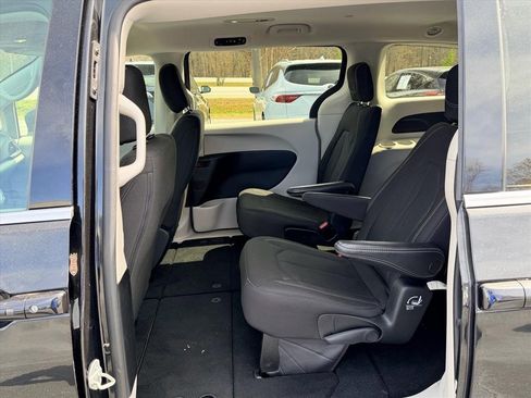 Used 2023 Chrysler Voyager LX image 13