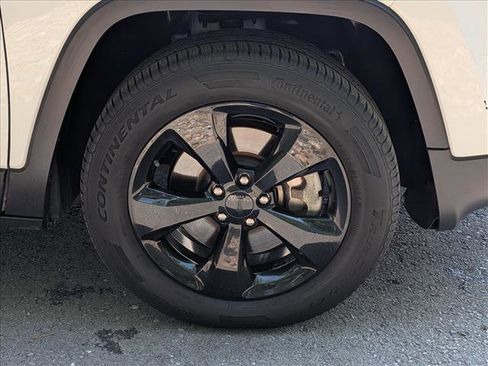 Used 2017 Jeep Cherokee Sport AWD/4WD image 7