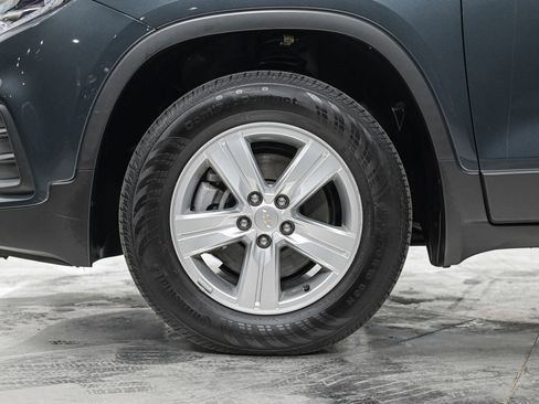 Used 2022 Chevrolet Trax LT w/ LT Convenience Package image 3