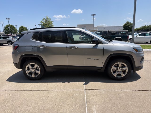 Used 2024 Jeep Compass Latitude AWD/4WD image 12