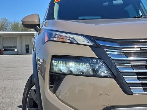 Used 2025 Nissan Rogue SV image 9