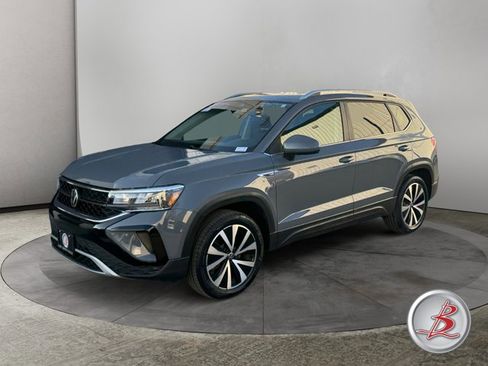 Used 2022 Volkswagen Taos SE image 3