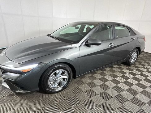 Certified 2024 Hyundai Elantra SE FWD image 8