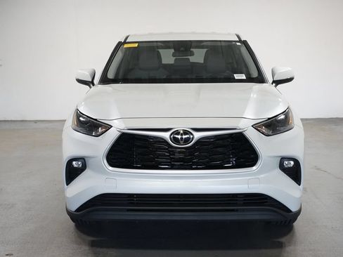 Used 2022 Toyota Highlander LE FWD image 2