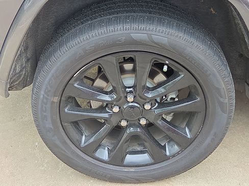 Used 2018 Jeep Grand Cherokee Altitude image 5