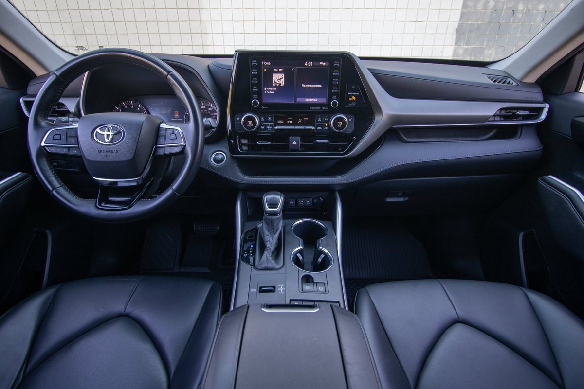 Used 2020 Toyota Highlander XLE FWD image 40