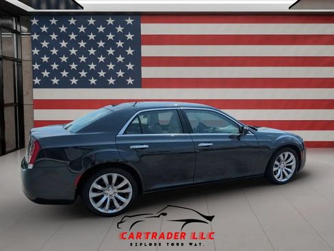 Used 2018 Chrysler 300 Limited RWD image 7