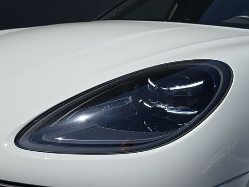 Certified 2023 Porsche Macan AWD/4WD image 11