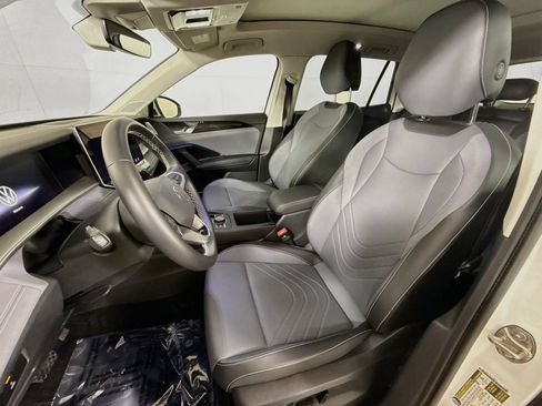 Certified 2025 Volkswagen Tiguan SE w/ Panoramic Sunroof Package AWD/4WD image 5