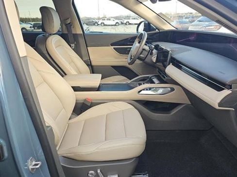 Used 2025 Lincoln Nautilus Premier image 12