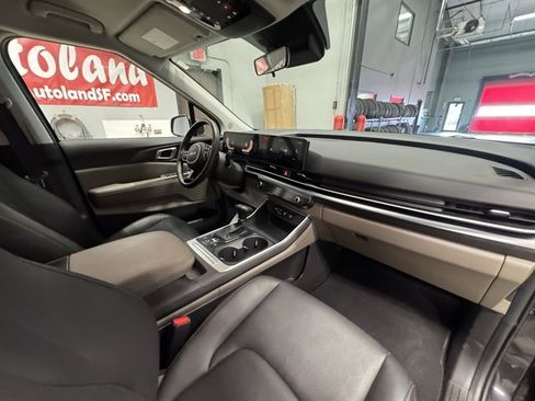 Used 2025 Kia Carnival image 12