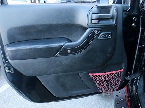 Used 2017 Jeep Wrangler Unlimited Rubicon image 16