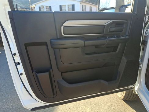 Used 2024 RAM 2500 Tradesman w/ Chrome Appearance Group image 11