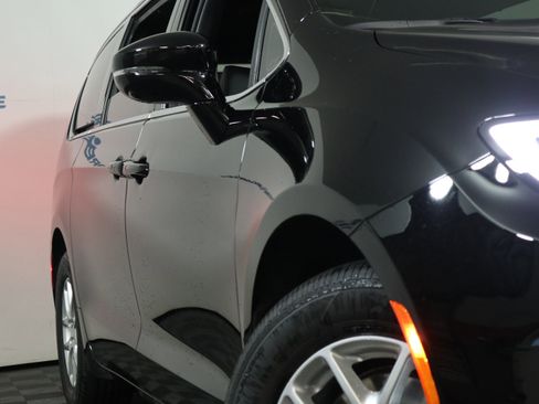 New 2026 Chrysler Pacifica Select image 3