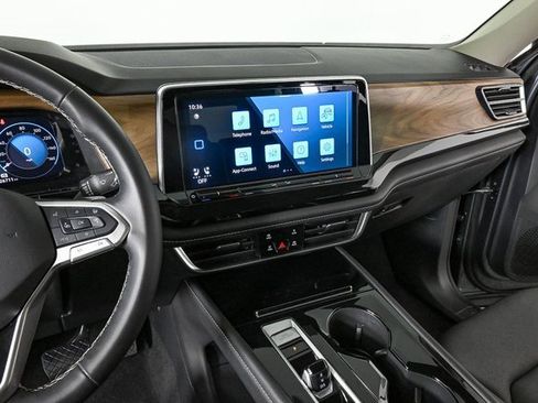 Certified 2025 Volkswagen Atlas SE image 6