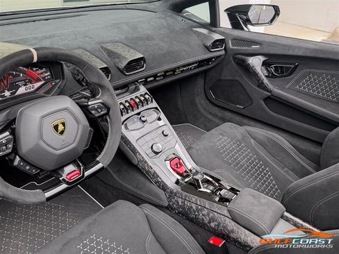 Used 2019 Lamborghini Huracan Performante AWD/4WD image 15