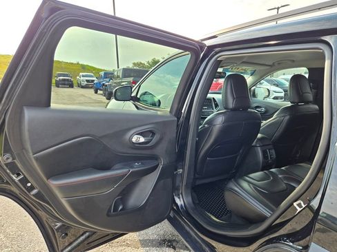 Used 2019 Jeep Cherokee Trailhawk AWD/4WD image 25