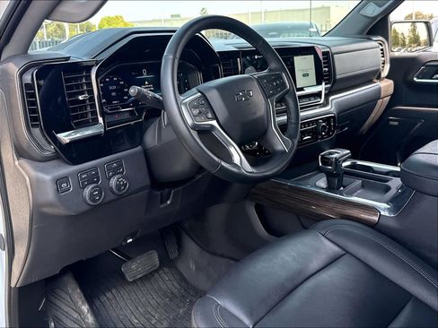 Used 2025 Chevrolet Silverado 1500 LT Trail Boss w/ Convenience Package II AWD/4WD image 18