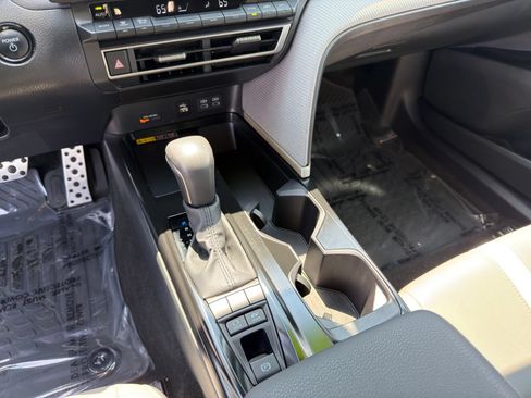 Used 2025 Toyota Camry SE AWD/4WD image 21