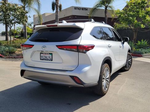 Used 2023 Toyota Highlander Platinum FWD image 2