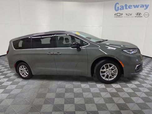 Used 2025 Chrysler Pacifica Select FWD image 1
