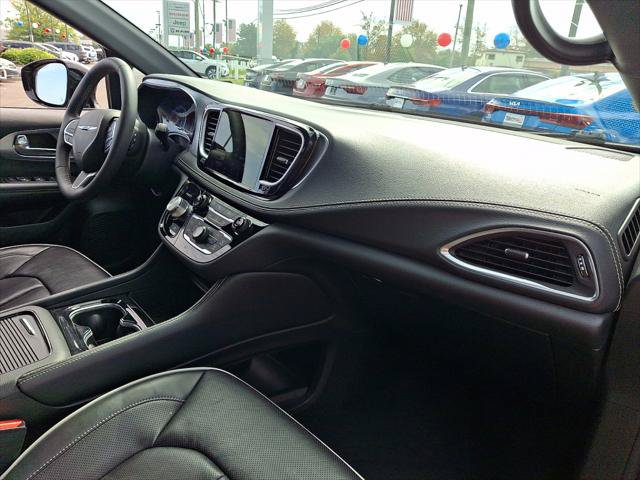 Certified 2026 Chrysler Pacifica Limited FWD image 11