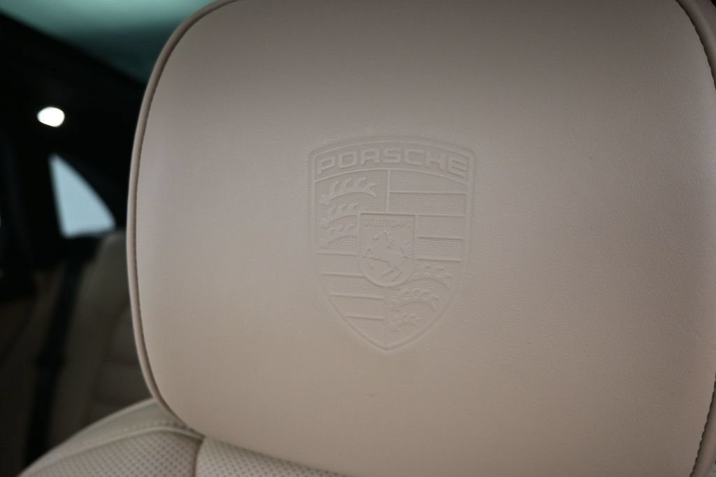 Certified 2025 Porsche Macan AWD/4WD image 10