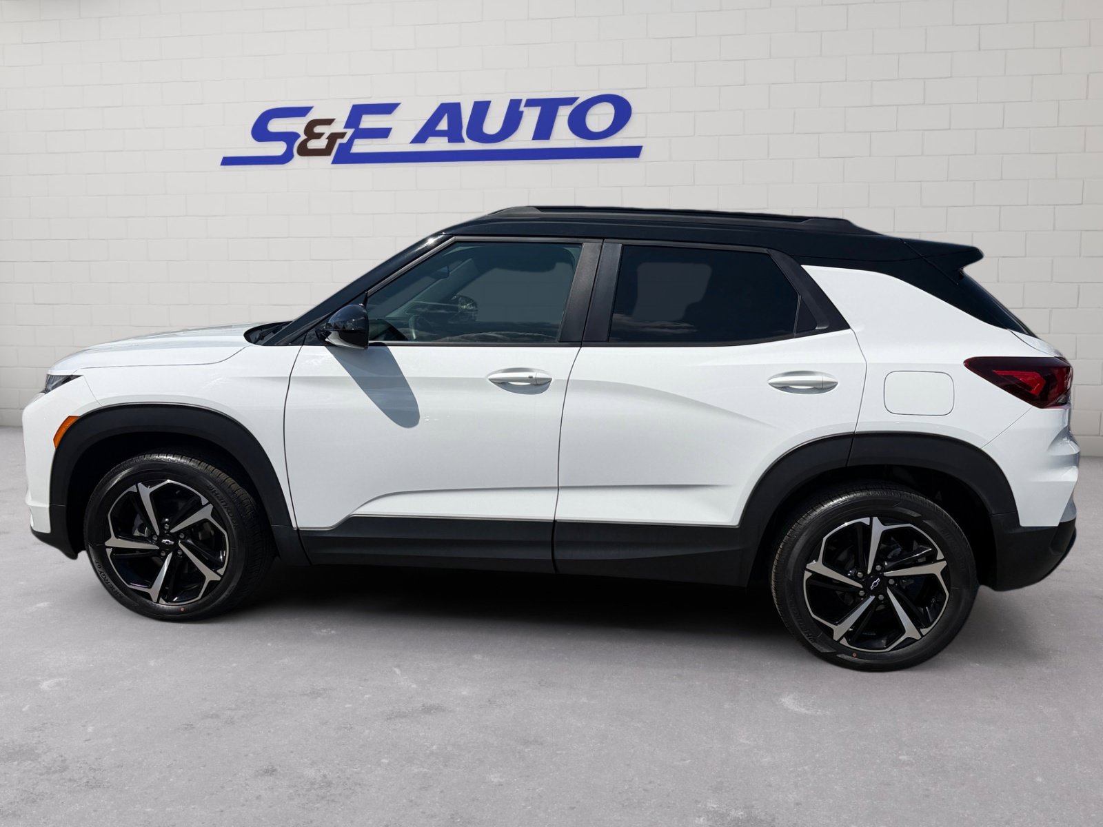 Used 2023 Chevrolet TrailBlazer RS w/ Sun and Liftgate Package AWD/4WD image 2