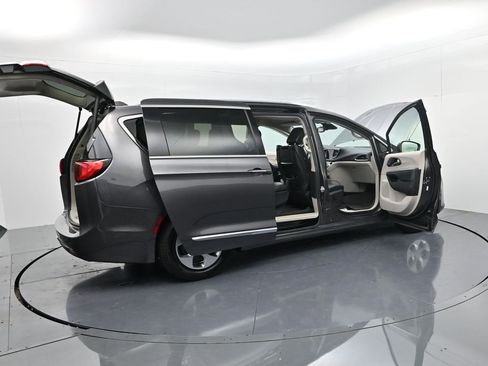 Used 2017 Chrysler Pacifica Platinum image 56