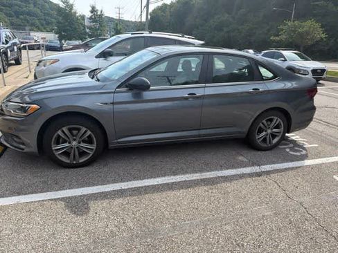 Used 2019 Volkswagen Jetta R-Line w/ R-Line Cold Weather Package FWD image 2