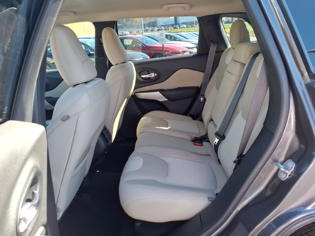 Used 2018 Jeep Cherokee Latitude AWD/4WD image 16