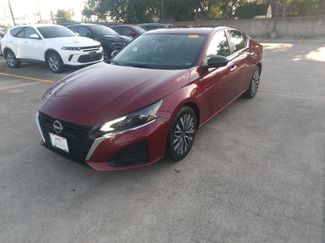 Used 2024 Nissan Altima 2.5 SV image 1