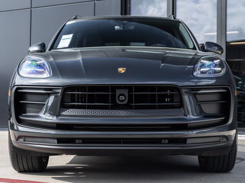 Certified 2026 Porsche Macan AWD/4WD image 8