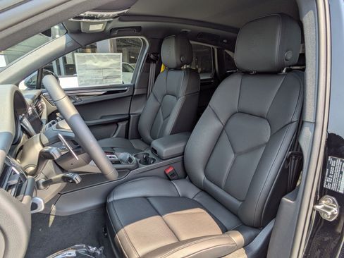 Certified 2025 Porsche Macan AWD/4WD image 5