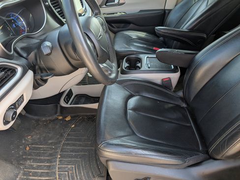 Used 2022 Chrysler Pacifica Touring-L w/ Uconnect Theater Family Group FWD image 6
