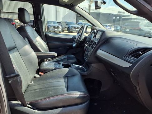 Used 2017 Dodge Grand Caravan GT FWD image 17