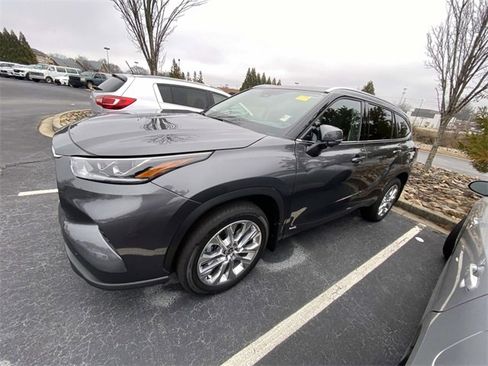 Used 2025 Toyota Highlander Limited image 4