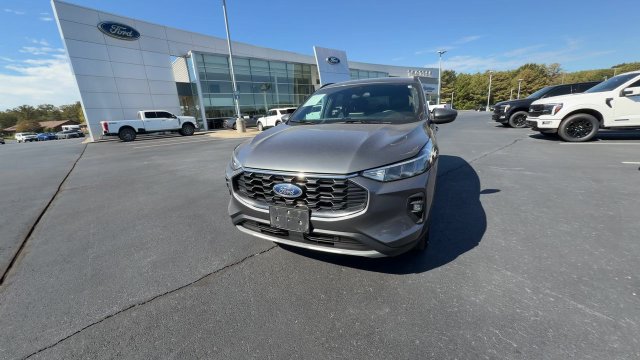 Certified 2025 Ford Escape ST-Line Select AWD/4WD image 3