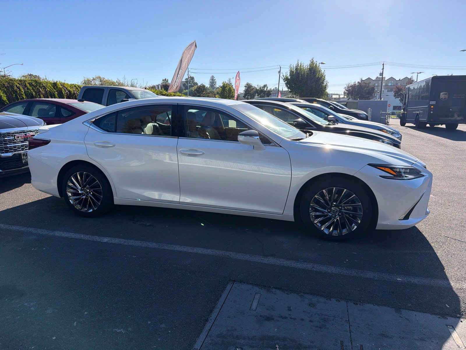 Used 2025 Lexus ES 300h w/ Accessory Package (Z1) FWD image 2