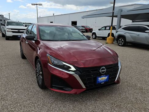 Used 2025 Nissan Altima 2.5 SV FWD image 2
