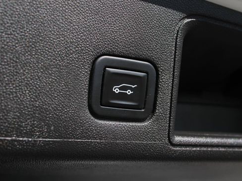 Used 2022 GMC Terrain SLE w/ GMC Pro Grade Package AWD/4WD image 9