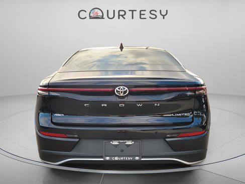 Used 2023 Toyota Crown Limited image 4