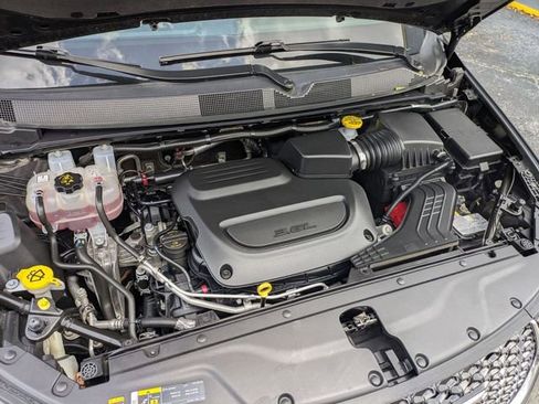 Used 2023 Chrysler Pacifica Touring-L FWD image 32