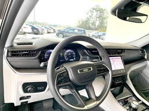 Used 2023 Jeep Grand Cherokee L Overland image 11
