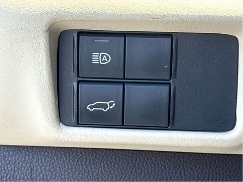 Used 2022 Toyota Highlander XLE AWD/4WD image 13