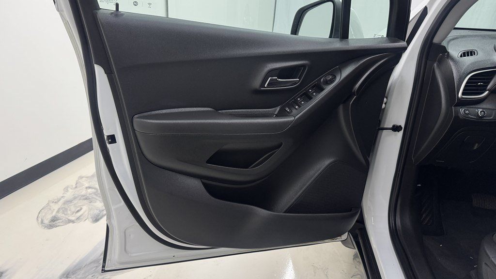 Used 2020 Chevrolet Trax LT w/ LT Convenience Package FWD image 13