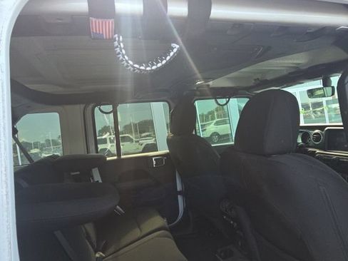 Used 2018 Jeep Wrangler Unlimited Sahara AWD/4WD image 14