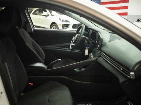Used 2025 Hyundai Elantra SE FWD image 12