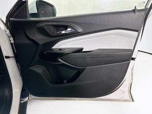 Used 2025 Chevrolet Trax LT FWD image 28