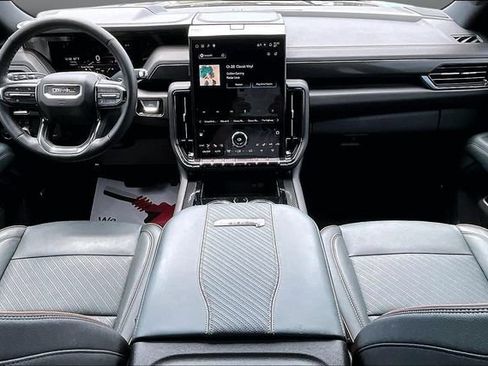 Used 2025 GMC Yukon XL AT4 AWD/4WD image 7